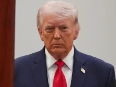 Trump ameaça ataques na terça-feira em usinas e pontes do Irã em postagem carregada de palavrões