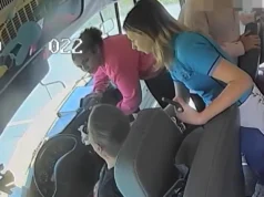 Vídeo mostra alunos do ensino médio assumindo o controle do ônibus após o motorista ter uma emergência médica