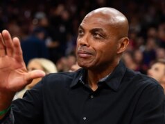 Charles Barkley dá mensagem concisa aos jogadores da NBA reclamando da regra de elegibilidade de 65 jogos