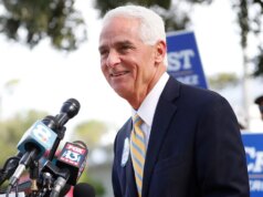 O ex-governador da Flórida Charlie Crist está concorrendo à prefeitura de St.