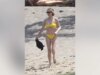 Charlize Theron surpreende em biquíni amarelo durante férias na praia no Havaí com suas duas filhas