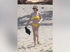 Charlize Theron surpreende em biquíni amarelo durante férias na praia no Havaí com suas duas filhas