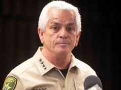 Xerife sob ataque em meio ao caso Nancy Guthrie supostamente trouxe arma de fogo carregada para o posto de controle do aeroporto