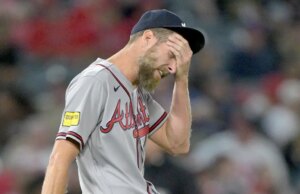 O ás do Braves, Chris Sale, bate a cabeça com beisebol depois de caminhar pelas bases carregado em uma cena selvagem