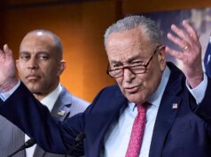 Schumer e Jeffries processam Trump e o acusam de tentar ‘fraudar’ a votação por correspondência