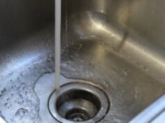 Os encanadores adoram quando você despeja esses nove itens domésticos no ralo