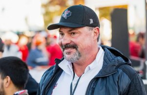 Cody Campbell, impulsionador da Texas Tech, rivaliza com Brett Yormark, do Large 12, durante a jogada de sexta à noite