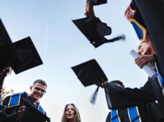 Graduado que pagou uma fortuna de 6 dígitos por seu diploma não consegue encontrar emprego