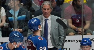 O técnico do Avalanche leva um disco no rosto e perderá os últimos jogos da temporada common