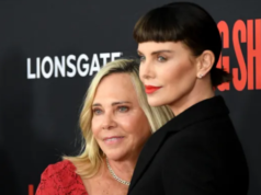 Charlize Theron voltou à escola um dia depois que a mãe matou o pai em legítima defesa