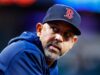 O gerente de bombeiros do Purple Sox, Alex Cora, junto com os treinadores de rebatidas e de banco