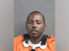 Bodycam mostra o pai fugindo da polícia com uma criança nos braços antes de abandoná-la sozinha na floresta