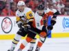 Crosby e técnico dos Penguins criticam árbitros por pedido de embelezamento na derrota para Flyers