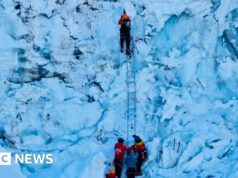 Caminho liberado para alpinistas do Everest após enorme bloco de gelo