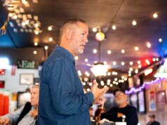 Candidato ao Senado de Nebraska reestrutura campanha após reclamação sobre pagamentos à família: relatório