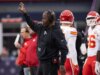 Treinador assistente do Chiefs acusado de contravenção doméstica contra a filha pouco antes do Draft da NFL