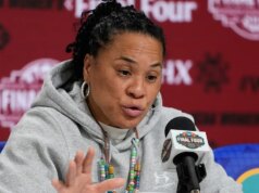 Daybreak Staley, da Carolina do Sul, dá uma resposta contundente ao confronto com Geno Auriemma