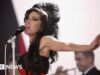 Pai de Amy Winehouse perde processo judicial em leilão