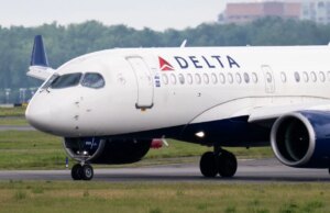 Delta se torna a terceira companhia aérea a aumentar as taxas de bagagem enquanto a guerra no Irã torna o combustível para aviação mais caro