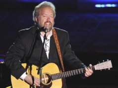 Ícone da música nation Don Schlitz, que escreveu o hit de Kenny Rogers, ‘The Gambler’, morreu aos 73 anos