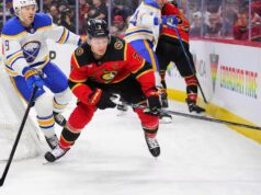 Na turnê, Brady Tkachuk defende seu pai: «Ses propos ont été transformés et déformés»