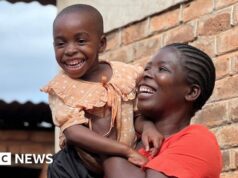 ‘Eu a adoro agora’: mãe aprende a lidar com o autismo infantil em um país com pouca ajuda