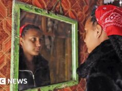 ‘Eles me disseram que ele estava morto’: crianças nascidas perto da base militar aprendem a verdade sobre pais soldados do Reino Unido