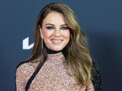 Elizabeth Hurley tira a roupa de baixo do biquíni para uma foto atrevida enquanto posava em um campo de flores