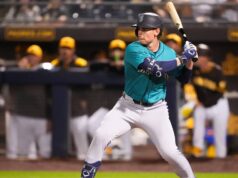 O melhor prospecto dos Mariners, Colt Emerson, no dia a dia, após uma falta na bola com o pé