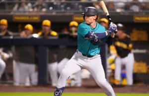 O melhor prospecto dos Mariners, Colt Emerson, no dia a dia, após uma falta na bola com o pé