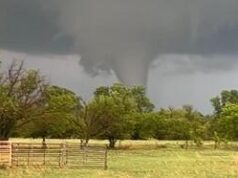 Twister em Oklahoma destrói casas e força base da Força Aérea a fechar
