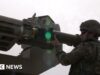 ‘Atacado 28 vezes por dia’ – BBC visita base fortemente atacada dos EUA e do Reino Unido no Iraque