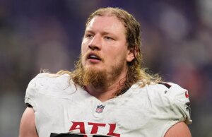 O atacante dos Falcons, Kaleb McGary, se aposenta repentinamente aos 31 anos, depois de perder a última temporada devido a uma lesão, disse o agente