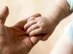 O relacionamento duplo-gêmeo de uma mulher desencadeia uma decisão de paternidade impossível no tribunal