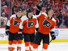 Os Philadelphia Flyers desafiam os fãs a comer três cheesesteaks e três pedidos de batatas fritas em um único jogo