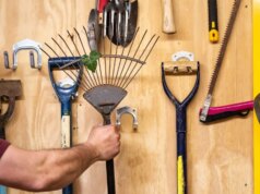 O armazenamento da garagem encontra menos de US $ 100 que facilita a limpeza da primavera