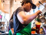 Starbucks oferece bônus de US$ 1.200 para baristas que oferecem atendimento de primeira linha
