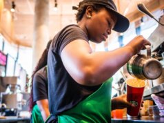 Starbucks oferece bônus de US$ 1.200 para baristas que oferecem atendimento de primeira linha