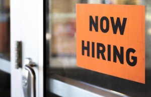 Empregadores criaram 178 mil empregos em março, superando previsões anteriores