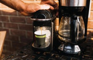 Você está preparando errado: 10 especialistas classificam as melhores (e piores) maneiras de fazer café