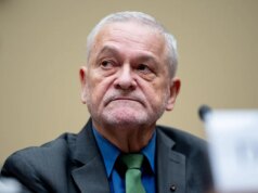 Ex-conselheiro sênior do NIAID indiciado por registros do COVID-19