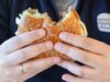 Os fãs do Burger King juram que um truque simples dá um Whopper mais fresco, mas nem todo mundo está convencido