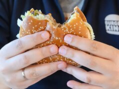 Os fãs do Burger King juram que um truque simples dá um Whopper mais fresco, mas nem todo mundo está convencido