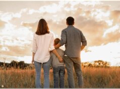 Governador do Tennessee assina resolução do mês da família nuclear enquanto críticos recuam nas exclusões