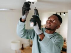 Nós fazemos as contas: quanto você economiza com a auto-instalação da segurança doméstica em comparação com uma visita profissional