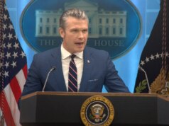 Hegseth e Caine realizando coletiva de imprensa após anúncio de cessar-fogo