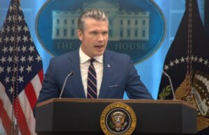 Hegseth e Caine realizando coletiva de imprensa após anúncio de cessar-fogo