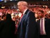 Trump é recebido no UFC 327, na primeira aparição em um evento esportivo desde o início da guerra no Irã