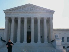 Suprema Corte ouve argumentos sobre proteções de deportação para sírios e haitianos