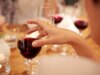 Provavelmente você está servindo vinho branco muito frio e vinho tinto muito quente, de acordo com um especialista